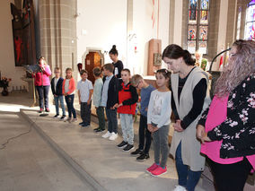 Vorstellung der Kommunionkinder in St. Crescentius (Foto: Norbert Müller) Vorstellung der Kommunionkinder in St. Crescentius (Foto: Norbert Müller)